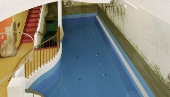 Das Schwimmbad steht den Gästen täglich von 7 Uhr bis 22 Uhr zur Verfügung. Angrenzend befindet sich der Saunabereich. Eine finnische Sauna, ein Dampfbad und eine Infrarotkabine sorgen für angenehme Entspannung. 