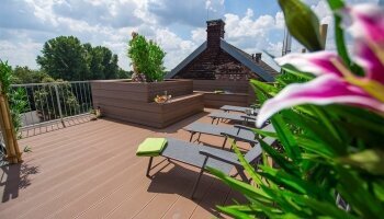 Genießen Sie die Aussicht über den Dächern von Neukirchen-Vluyn bis hin zur Halde Norddeutschland! Sie finden die Dachterrasse im 4. OG im Wellnessbereich.