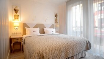 Das Doppelzimmer de Luxe ist ein Zimmer mit Balkon, einem Kingsize-Bett, einem Safe, einem Willkommensset, einer Toilette und einer Dusche.