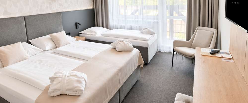 Die Zimmer der Kategorie De Luxe Doppelzimmer Premium sind geräumige und helle Zimmer. Sie sind ausgestattet mit einem Badezimmer mit Badewanne und WC, einem TV-SAT, Telefon, Tresor, kostenloser Wi-Fi Verbindung, einem kostenfreier Bademantel auf dem Zimm