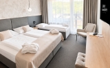 Die Zimmer der Kategorie De Luxe Doppelzimmer Premium sind geräumige und helle Zimmer. Sie sind ausgestattet mit einem Badezimmer mit Badewanne und WC, einem TV-SAT, Telefon, Tresor, kostenloser Wi-Fi Verbindung, einem kostenfreier Bademantel auf dem Zimm