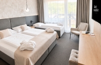 Die Zimmer der Kategorie De Luxe Doppelzimmer Premium sind geräumige und helle Zimmer. Sie sind ausgestattet mit einem Badezimmer mit Badewanne und WC, einem TV-SAT, Telefon, Tresor, kostenloser Wi-Fi Verbindung, einem kostenfreier Bademantel auf dem Zimm