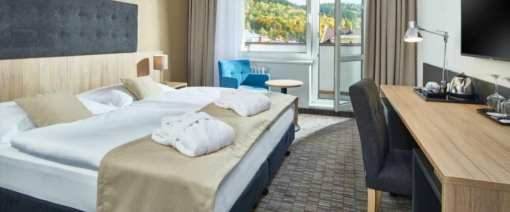 Die Grundausstattung der Zimmer-Kategorie „DELUXE“ ist mit den Zimmer "Superior" identisch. Vorteile des Zimmers „DELUXE“: - luxuriöse neu renovierte Zimmer mit einem Balkon und mit Blick auf das Zentrum von Marienbad - Badezimmer mit Dusche 