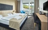 Die Grundausstattung der Zimmer-Kategorie „DELUXE“ ist mit den Zimmer "Superior" identisch.
Vorteile des Zimmers „DELUXE“:
- luxuriöse neu renovierte Zimmer mit einem Balkon und mit Blick auf das Zentrum von Marienbad
- Badezimmer mit Dusche
