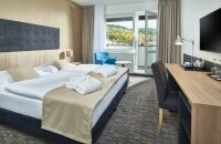 Die Grundausstattung der Zimmer-Kategorie „DELUXE“ ist mit den Zimmer "Superior" identisch. Vorteile des Zimmers „DELUXE“: - luxuriöse neu renovierte Zimmer mit einem Balkon und mit Blick auf das Zentrum von Marienbad - Badezimmer mit Dusche