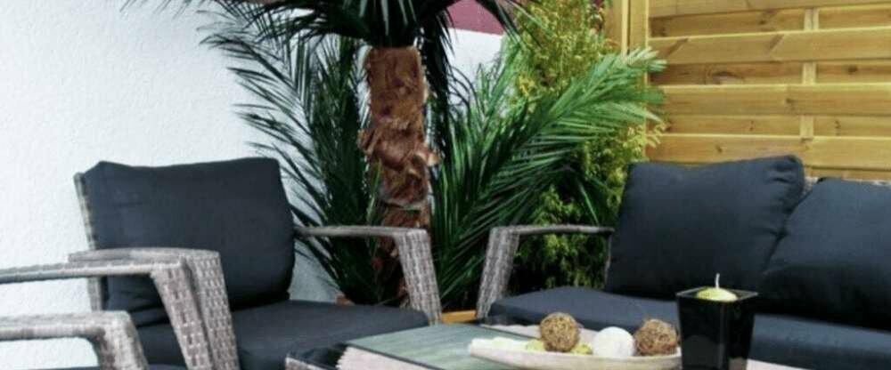 Gemütliche Sitzecke im Außenbereich in Richtung Main