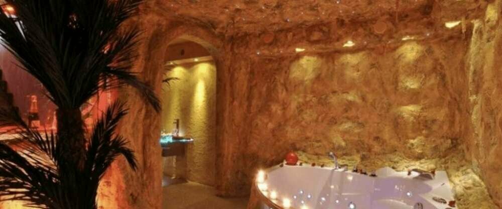 In der romantischen Grotte finden Sie eine weitere Regendusche sowie einen zweiten Whirlpool