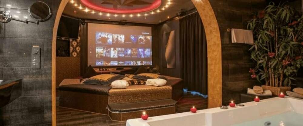 Innenwhirlpool im Schlafzimmer mit Blick auf den TV