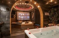 Innenwhirlpool im Schlafzimmer mit Blick auf den TV