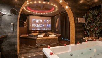 Innenwhirlpool im Schlafzimmer mit Blick auf den TV