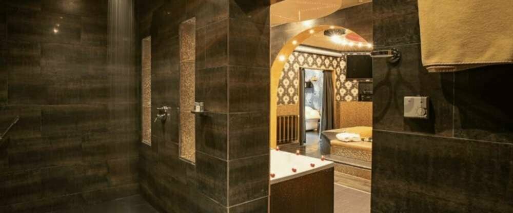 Große Regendusche mit Massagedüsen neben dem Schlafzimmer