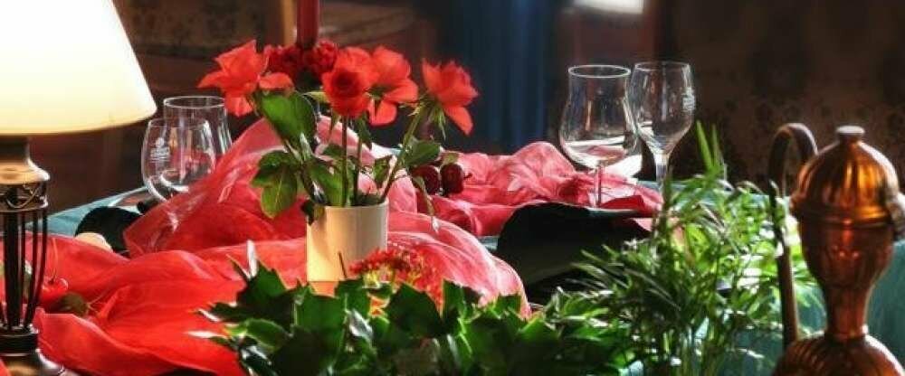 Schön gedeckte Tische für das Candlelight-Dinner