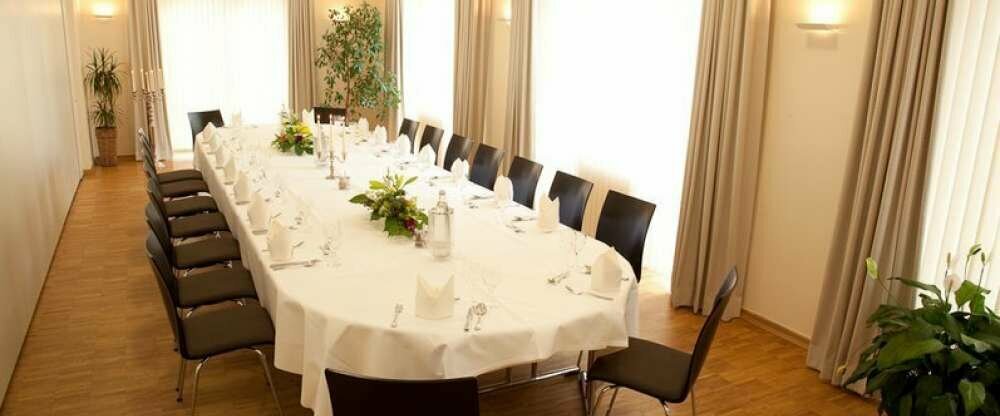 Dekorierter Tisch zu Veranstaltungen und bei Gruppenreisen