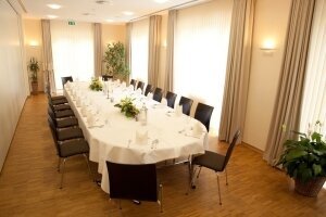 Dekorierter Tisch zu Veranstaltungen und bei Gruppenreisen