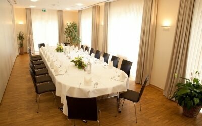 Dekorierter Tisch zu Veranstaltungen und bei Gruppenreisen