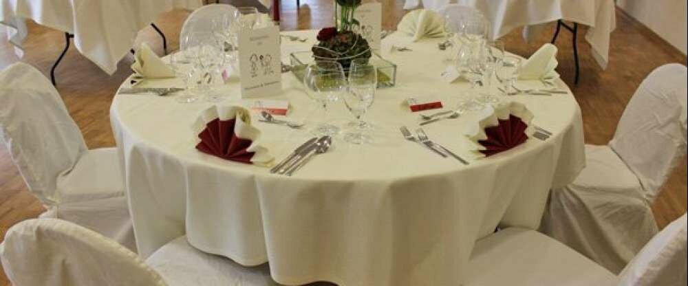 Dekorierter Tisch zu Veranstaltungen und bei Gruppenreisen