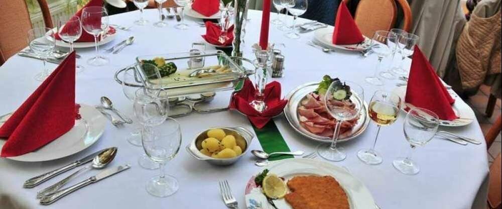 Dekorierter Tisch zu Veranstaltungen und bei Gruppenreisen