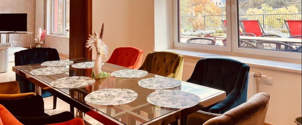 NUR MIT MAXIMALBELEGUNG BUCHBAR! Apartment (ca. 170m²) für 6 Personen, 3 saparate Schlafzimmer, Wohnbereich mit gemütlicher Sitzecke, komplett eingerichtete Küchenzeile, Waschmaschine mit Trockner, Essecke, möblierte sonnige Dachterrasse (ca. 60m²), W