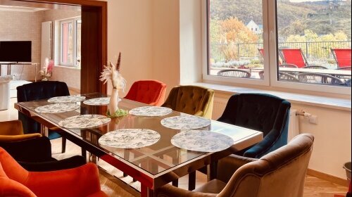 NUR MIT MAXIMALBELEGUNG BUCHBAR! 

Apartment (ca. 170m²) für 6 Personen, 3 saparate Schlafzimmer, Wohnbereich mit gemütlicher Sitzecke, komplett eingerichtete Küchenzeile, Waschmaschine mit Trockner, Essecke, möblierte sonnige Dachterrasse (ca. 60m²), W