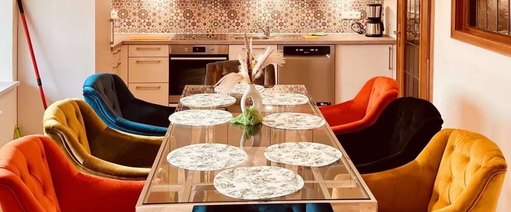 NUR MIT MAXIMALBELEGUNG BUCHBAR! Apartment (ca. 170m²) für 6 Personen, Wohnbereich mit gemütlicher Sitzecke, komplett eingerichtete Küchenzeile, Waschmaschine mit Trockner, Essecke, möblierte sonnige Dachterrasse (ca. 60m²), Whirlpool, Dusche/WC, TV/R