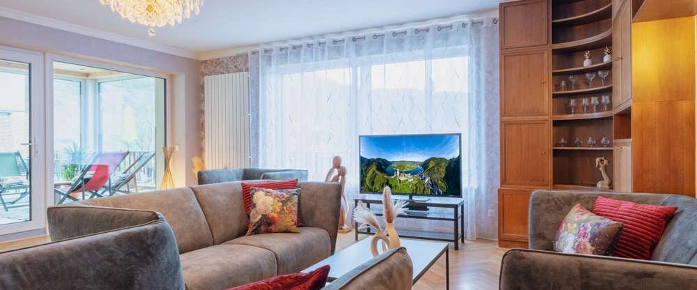 NUR MIT MAXIMALBELEGUNG BUCHBAR! Apartment (ca. 170m²) für 6 Personen, 3 saparate Schlafzimmer, Wohnbereich mit gemütlicher Sitzecke, komplett eingerichtete Küchenzeile, Waschmaschine mit Trockner, Essecke, möblierte sonnige Dachterrasse (ca. 60m²), W