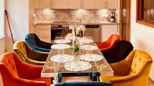 NUR MIT MAXIMALBELEGUNG BUCHBAR! 

Apartment (ca. 170m²) für 6 Personen, Wohnbereich mit gemütlicher Sitzecke, komplett eingerichtete Küchenzeile, Waschmaschine mit Trockner, Essecke, möblierte sonnige Dachterrasse (ca. 60m²), Whirlpool, Dusche/WC, TV/R