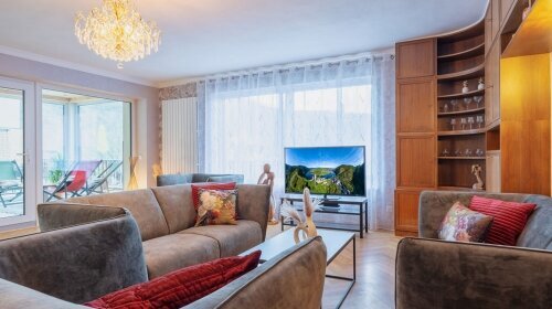 NUR MIT MAXIMALBELEGUNG BUCHBAR! 

Apartment (ca. 170m²) für 6 Personen, 3 saparate Schlafzimmer, Wohnbereich mit gemütlicher Sitzecke, komplett eingerichtete Küchenzeile, Waschmaschine mit Trockner, Essecke, möblierte sonnige Dachterrasse (ca. 60m²), W