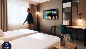 Dieses Zimmer verfügt über Sat-TV mit Blick auf den Wald oder die Stadt und ein Badezimmer mit Dusche. Zimmerausstattung: Ankleide mit Tisch, LCD-TV mit SAT-TV, kostenlosem Wi-Fi Internet, bequemer Schreibtisch, Klimaanlage, Telefon, Safe, Minibar, Was