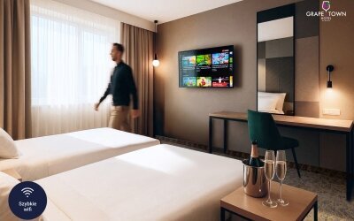 Dieses Zimmer verfügt über Sat-TV mit Blick auf den Wald oder die Stadt und ein Badezimmer mit Dusche. Zimmerausstattung: Ankleide mit Tisch, LCD-TV mit SAT-TV, kostenlosem Wi-Fi Internet, bequemer Schreibtisch, Klimaanlage, Telefon, Safe, Minibar, Was