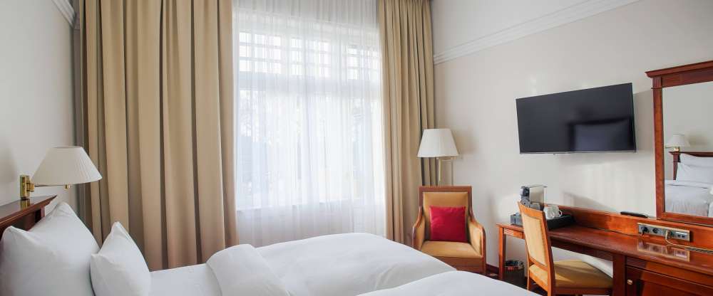 Zimmer zwischen 13 - 20 m2 mit bezauberndem Blick auf den Garten oder den Pool. Gemütliches Zimmer mit maximalem Komfort dank Twin-Size-Boxspringbetten und Matratzen aus der exklusiven Luxury Class-Kollektion. Je nach Deluxe-Zimmer steht ein Balkon oder e