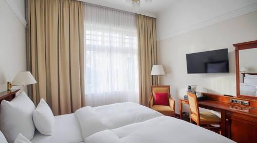 Zimmer zwischen 13 - 20 m2 mit bezauberndem Blick auf den Garten oder den Pool. Gemütliches Zimmer mit maximalem Komfort dank Twin-Size-Boxspringbetten und Matratzen aus der exklusiven Luxury Class-Kollektion.