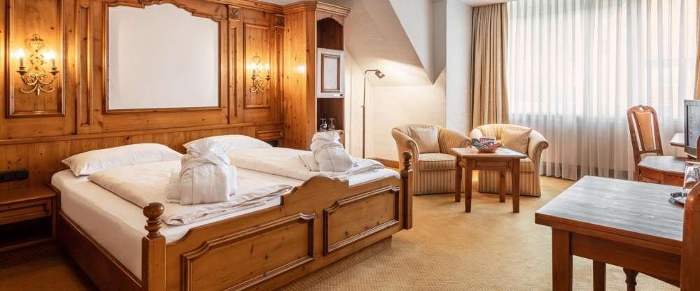 ca. 33- 37qm, die gemütlich ausgestatteten Deluxe-Doppelzimmer bezaubern durch ein helles Wohlfühlambiente und bieten ausreichend Platz für bis zu 4 Personen. Ideal geeignet für den Urlaub mit der kompletten Familie oder für Paare, die Bequemlichkeit und 