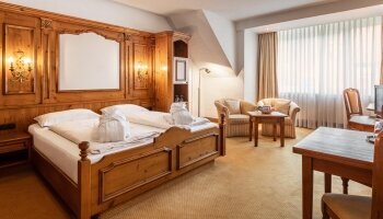 ca. 33- 37qm, die gemütlich ausgestatteten Deluxe-Doppelzimmer bezaubern durch ein helles Wohlfühlambiente und bieten ausreichend Platz für bis zu 4 Personen. Ideal geeignet für den Urlaub mit der kompletten Familie oder für Paare, die Bequemlichkeit und 