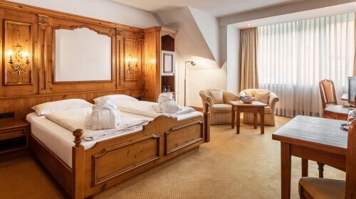 ca. 33- 37qm, die gemütlich ausgestatteten Deluxe-Doppelzimmer bezaubern durch ein helles Wohlfühlambiente und bieten ausreichend Platz für bis zu 4 Personen. Ideal geeignet für den Urlaub mit der kompletten Familie oder für Paare, die Bequemlichkeit und 