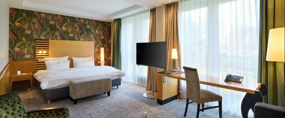 Die Villa Anna Deluxe Zimmer (ca. 35-40m²) sind besonders großzügig geschnitten, verfügen über Panoramafenster, Kaffee- und Teezubereitungsmöglichkeit, Bügeleisen & Bügelbrett sowie große Badezimmer mit Tageslicht. Teilweise sind sie mit begehbaren Kl