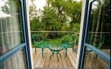 Das Deluxe Doppelzimmer mit Balkon verfügt über ein komfortables Doppelbett, Kleiderschrank, einen Schreibtisch, Safe, einen Balkon mit Balkonmöbeln und Gartenblick sowie ein eigenes Bad mit Badewanne oder Dusche.