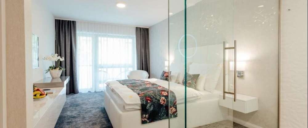 Das geräumige, klimatisierte Deluxe Doppelzimmer mit Balkon verfügt über einen Flachbild-Sat-TV, eine Minibar, Tee- und Kaffeezubehör sowie einen Kleiderschrank. Die Unterkunft verfügt über 1 Bett und ist für 2 Personen geeignet.