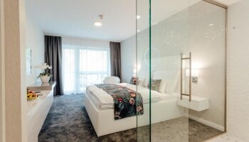 Das geräumige, klimatisierte Deluxe Doppelzimmer mit Balkon verfügt über einen Flachbild-Sat-TV, eine Minibar, Tee- und Kaffeezubehör sowie einen Kleiderschrank. Die Unterkunft verfügt über 1 Bett und ist für 2 Personen geeignet.