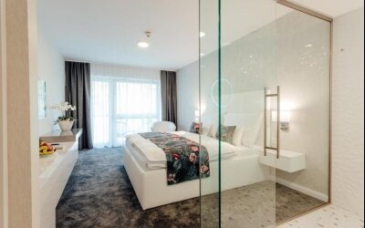 Das geräumige, klimatisierte Deluxe Doppelzimmer  mit Balkon verfügt über einen Flachbild-Sat-TV, eine Minibar, Tee- und Kaffeezubehör sowie einen Kleiderschrank. Die Unterkunft verfügt über 1 Bett und ist für 2 Personen geeignet.