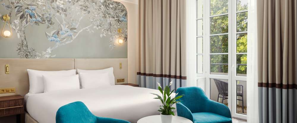 Ein Blick auf den Park oder eine Sitzecke auf dem Balkon sind angenehme Merkmale der Deluxe-Zimmer im Hotel. Großzügige Platzverhältnisse, hochwertige Kosmetik von Molton Brown oder Kaffee auf dem Zimmer können zu einem angenehmen Aufenthalt beitragen.