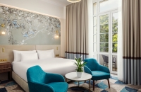 Ein Blick auf den Park oder eine Sitzecke auf dem Balkon sind angenehme Merkmale der Deluxe-Zimmer im Hotel. Großzügige Platzverhältnisse, hochwertige Kosmetik von Molton Brown oder Kaffee auf dem Zimmer können zu einem angenehmen Aufenthalt beitragen.