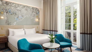 Ein Blick auf den Park oder eine Sitzecke auf dem Balkon sind angenehme Merkmale der Deluxe-Zimmer im Hotel. Großzügige Platzverhältnisse, hochwertige Kosmetik von Molton Brown oder Kaffee auf dem Zimmer können zu einem angenehmen Aufenthalt beitragen.
