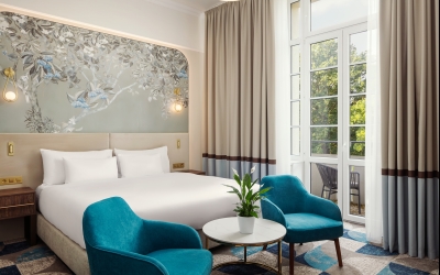 Ein Blick auf den Park oder eine Sitzecke auf dem Balkon sind angenehme Merkmale der Deluxe-Zimmer im Hotel. Großzügige Platzverhältnisse, hochwertige Kosmetik von Molton Brown oder Kaffee auf dem Zimmer können zu einem angenehmen Aufenthalt beitragen.