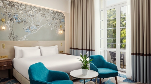 Ein Blick auf den Park oder eine Sitzecke auf dem Balkon sind angenehme Merkmale der Deluxe-Zimmer im Hotel. Großzügige Platzverhältnisse, hochwertige Kosmetik von Molton Brown oder Kaffee auf dem Zimmer können zu einem angenehmen Aufenthalt beitragen.