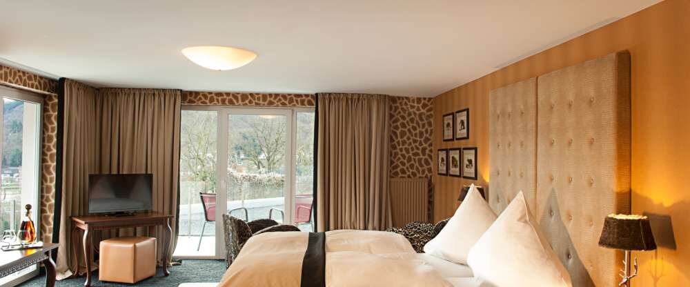 Luxuriöses Themen-Ambiente, exklusives Bad mit "Wellnessdusche", Klimaanlage, Balkon mit Aussicht, großes Doppelbett. (32 - 35 qm)