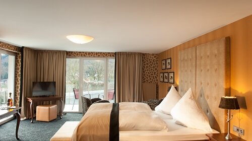 Luxuriöses Themen-Ambiente, exklusives Bad mit "Wellnessdusche", Klimaanlage, Balkon mit Aussicht, großes Doppelbett. (32 - 35 qm)