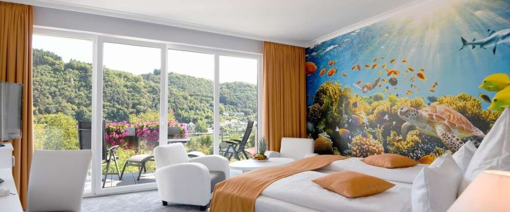 Luxuriöses Themen-Ambiente, exklusives Bad mit "Whirlwanne", Klimaanlage, Balkon mit Aussicht, großes Doppelbett. (32 - 35 qm)