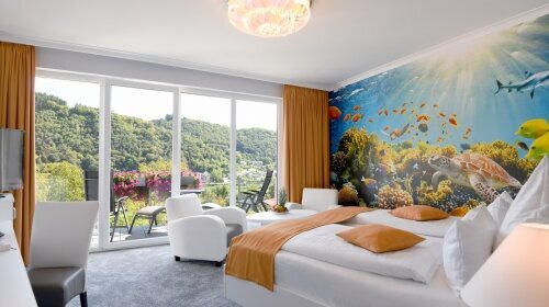 Luxuriöses Themen-Ambiente, exklusives Bad mit "Whirlwanne", Klimaanlage, Balkon mit Aussicht, großes Doppelbett. (32 - 35 qm)
