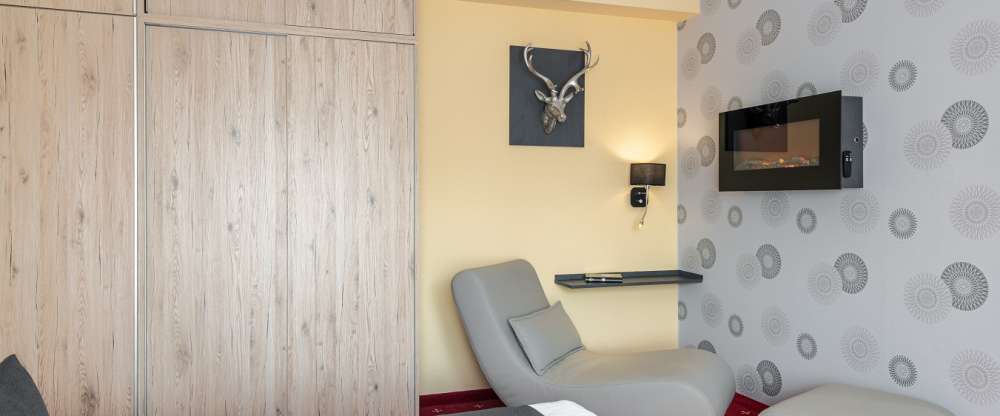 27 - 33 m² im modernen hochwertigen Stil eingerichtet, Boxspringbetten mit geteilter Matratze (miond. 2 x 90 x 200 cm ) Flachbild TV, Minibar, Schreibtisch, WLAN, Bad mit Dusche und WC, Fön, Kosmetikspiegel, Pflegeprodukte, gemütlicher Sitzecke und Relaxs