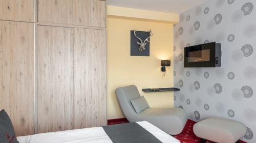 27 - 33 m² im modernen hochwertigen Stil eingerichtet, Boxspringbetten mit geteilter Matratze (miond. 2 x 90 x 200 cm ) Flachbild TV, Minibar, Schreibtisch, WLAN, Bad mit Dusche und WC, Fön, Kosmetikspiegel, Pflegeprodukte, gemütlicher Sitzecke und Relaxs